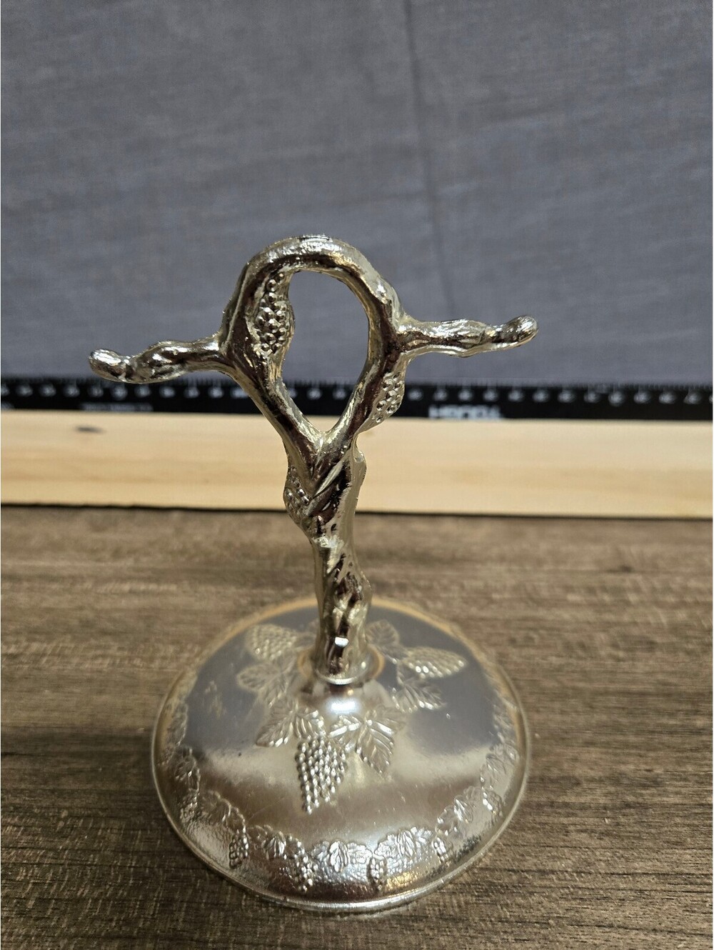 Vintage Silver Tone Metal Ring Holder Stand with Grapevine G